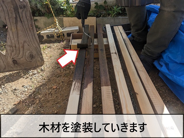 波板の金具を取り付けるために使用する木材を塗装している