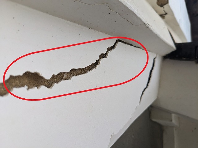 蔵の壁面にひび割れが出来ている