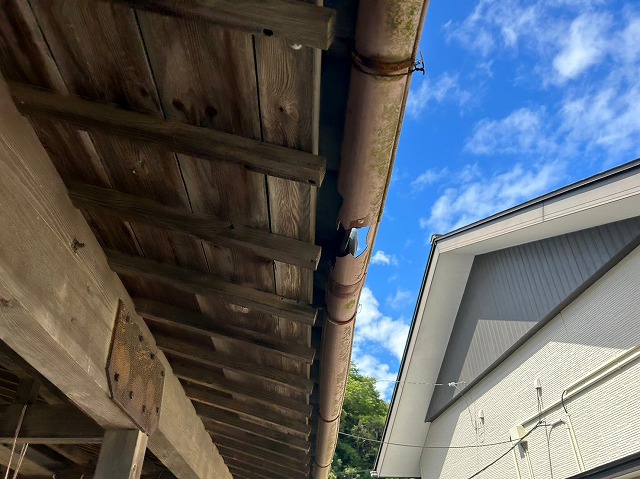 割れてしまった雨樋