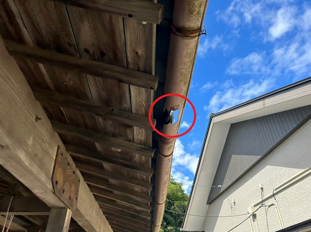 雨樋が割れてしまっている