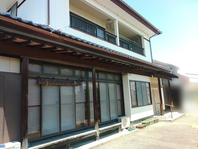 やや歪んでいる交換前の軒樋