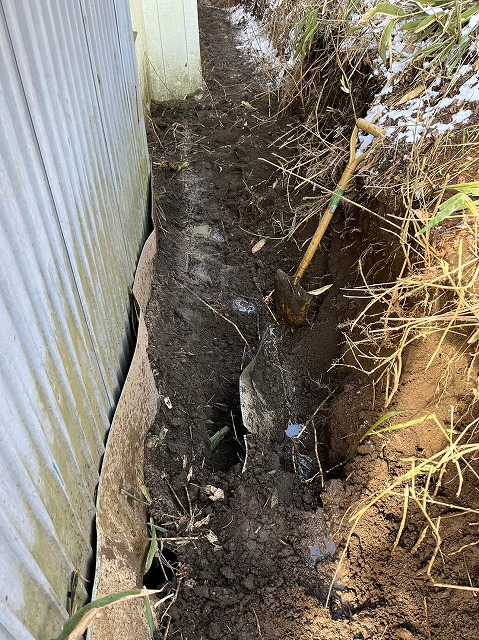 家の裏側に土が溜まってしまっている状態