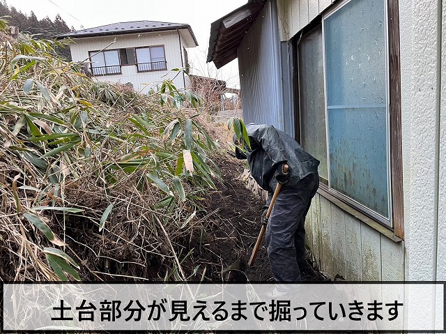 溜まった土砂を掘っているところ