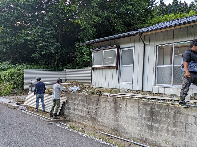 道路側に柵を追加しているところ