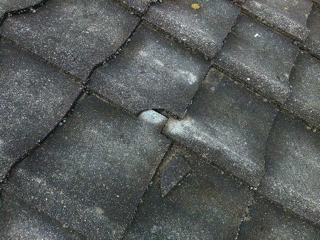 瓦が欠けてしまっている部分