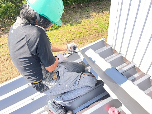 屋根の凸部分に合わせて板金をカットしている