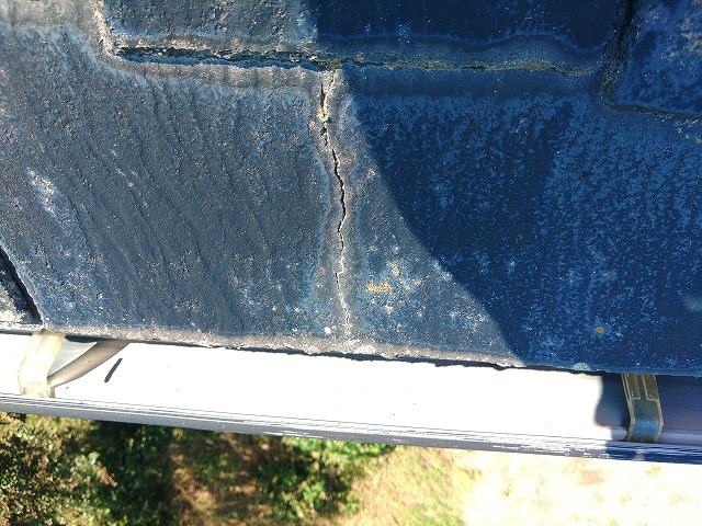 亀裂が入っているスレート屋根