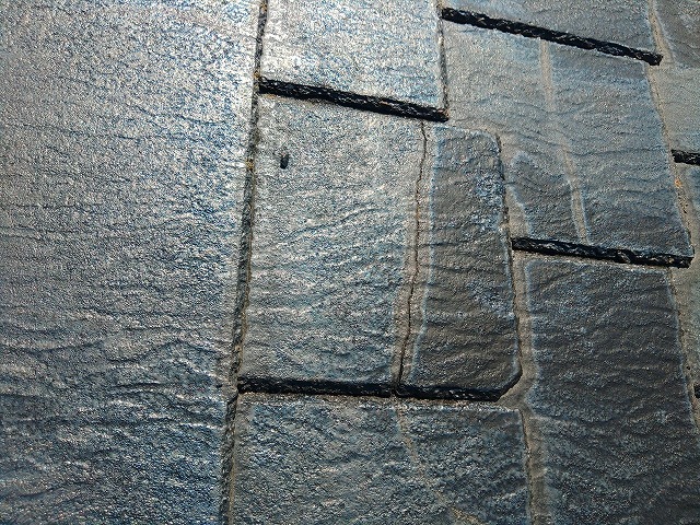 亀裂が入っているスレート屋根