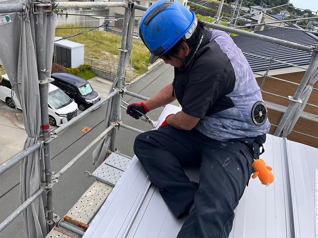 上り部分の屋根板金を折り込んでいく