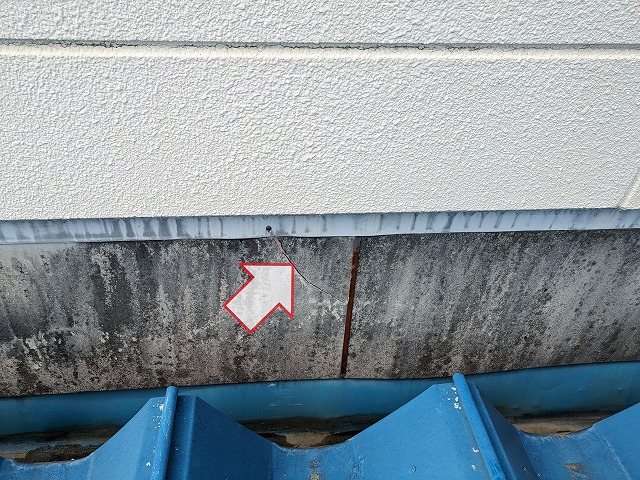 屋根上の外壁に亀裂が発生している