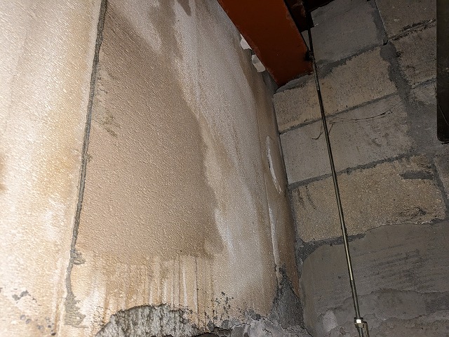 外壁が雨水で濡れている状態