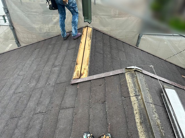 スレート屋根の棟板金の貫板の撤去後