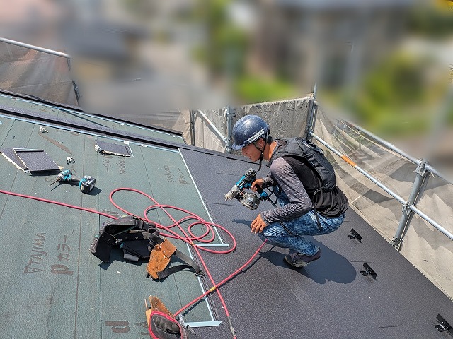 スーパーガルテクトを葺いているところ