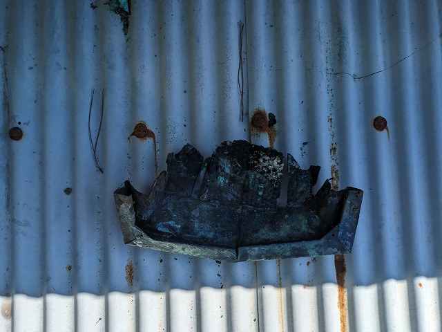 破損して外れてしまった銅雨樋の一部