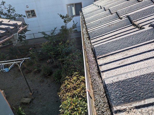 土が溜まってしまった雨樋