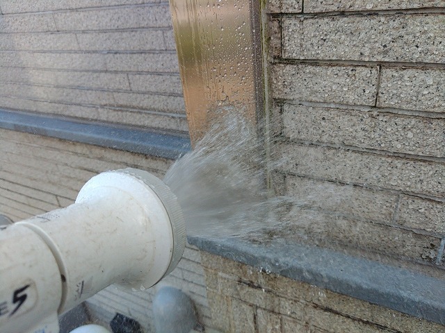 出隅部分の目地に散水