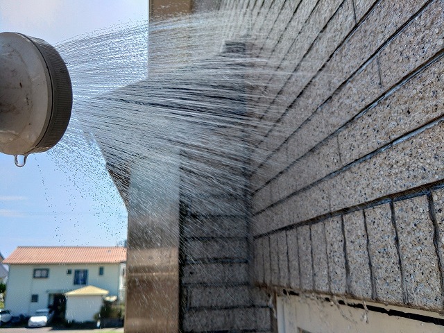 外壁の目地に散水