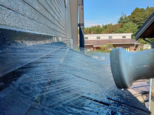 屋根裏上の屋根に散水