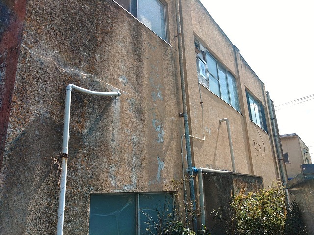 外壁が剥がれてしまっている状態