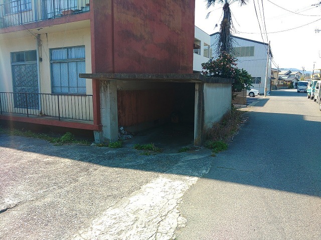 劣化している駐車場