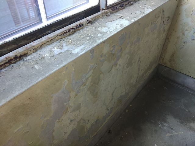 外壁の塗膜が剥がれている状態