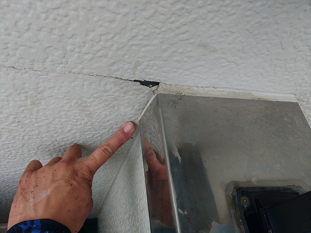 笠木部分のシーリング部分に出来ている隙間