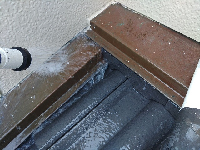 水切り板金に散水試験を行っている状態