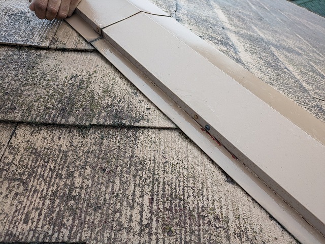 棟板金をビスで補修した状態