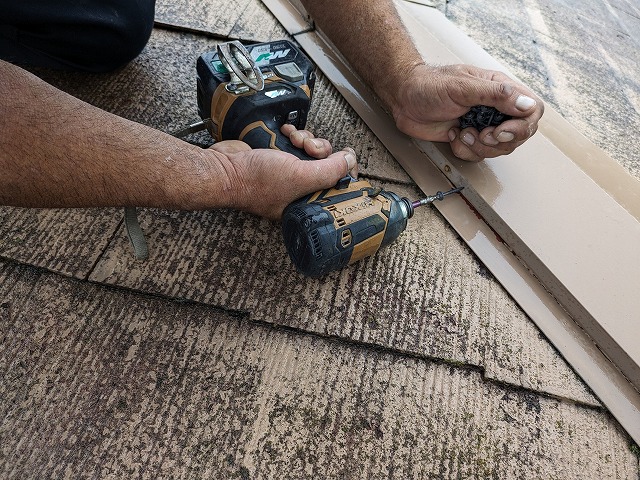 既存の棟板金をビスで固定している状態