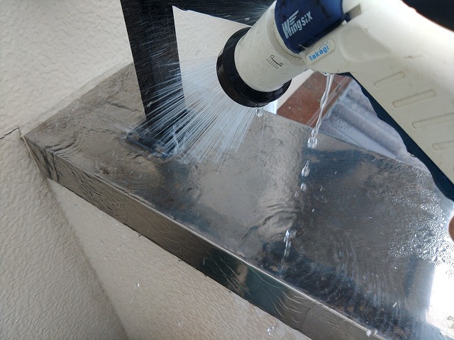 笠木部分に散水試験を行っている状態