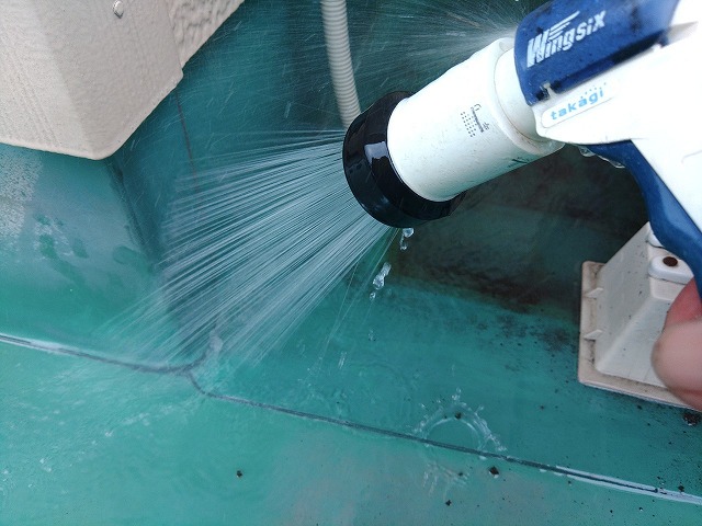 シート防水の亀裂に散水試験を行っている状態