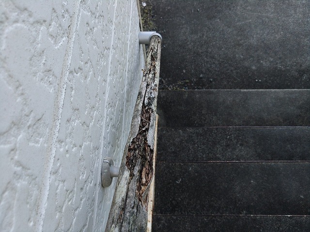 ボロボロの状態になってしまっていた木製の手すり