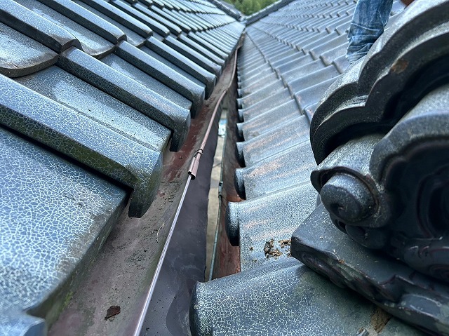 溜まっていた枯葉などを取り除いた状態の雨樋