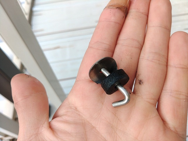 波板を固定している金具が外れている状態