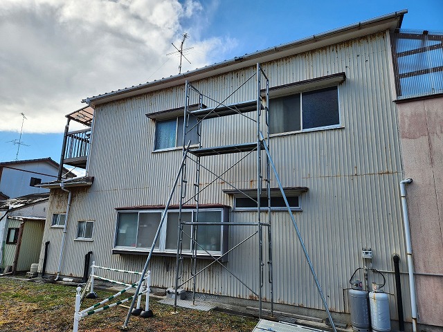 雨樋を補修するのに足場を組み上げた状態