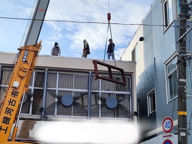 重いため降ろせなかった金物をクレーンで降ろしているところ