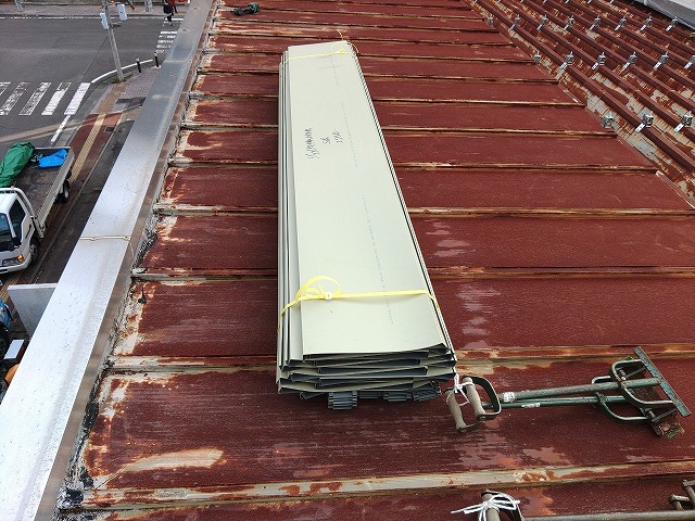 荷揚げした瓦棒屋根