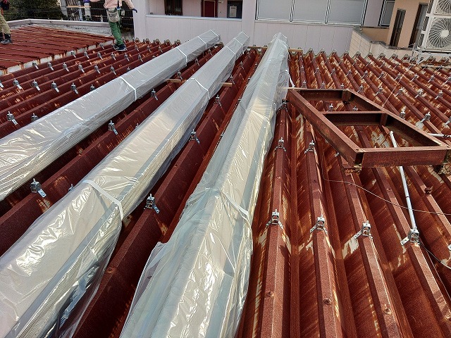 荷揚げした折半屋根