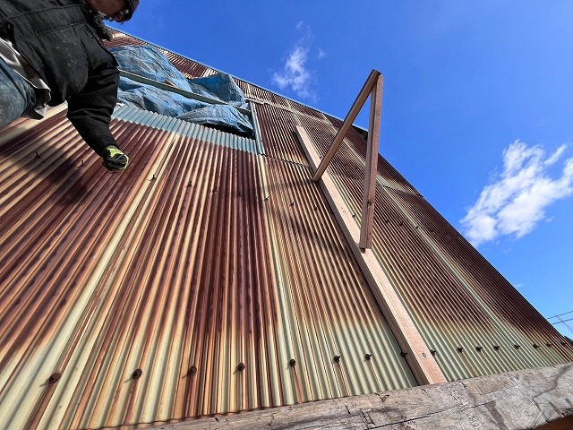 外壁に足場を取り付けた状態