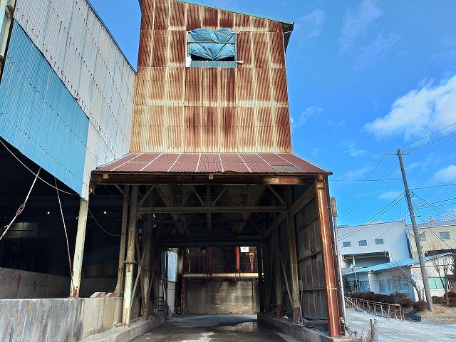 波トタンが外れてしまっている状態の外壁