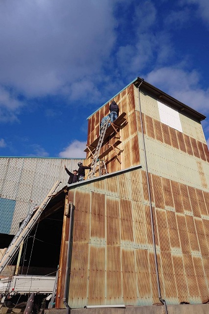 屋根と外壁部分に足場を取り付けた状態