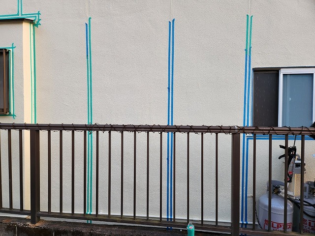 コーキングによる補修をするためマスキングをした状態