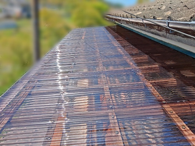 ベランダの屋根に新しくポリカ波板を施工した状態