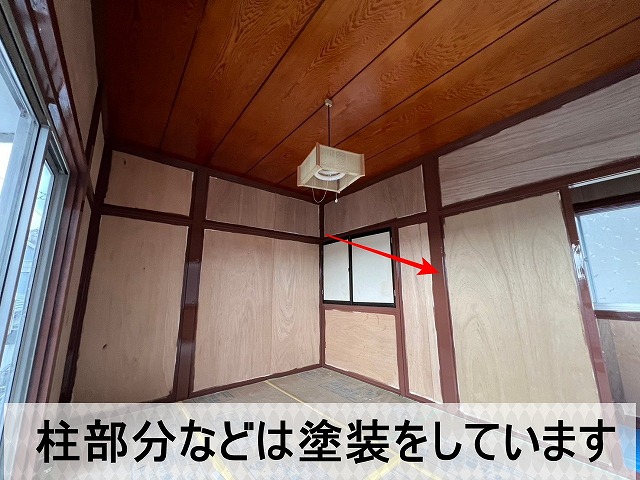 部屋の柱部分などは塗装をしている状態