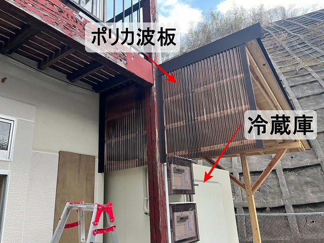 横からの雨を防ぐため一部にポリカ波板を使用して雨除けを作成