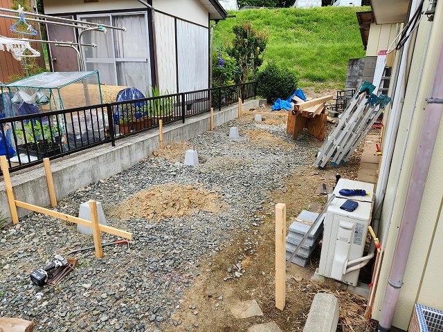 敷地に屋根を取り付ける前の状態