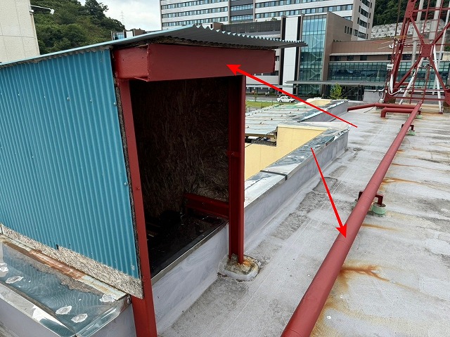 屋上の配管や小屋部分の塗装を行っているところ