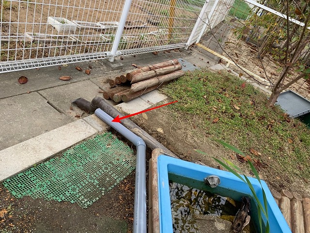 配管は用水路に排水されるように設置している状態