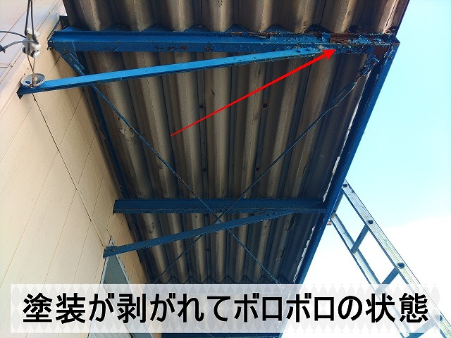 倉庫の屋根を支えている鉄骨の塗装が剥がれている状態