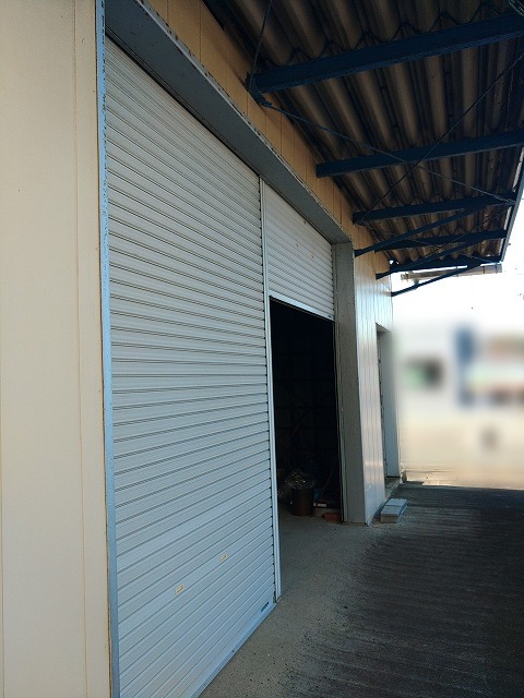 倉庫の鉄骨やシャッターに錆が発生している状態